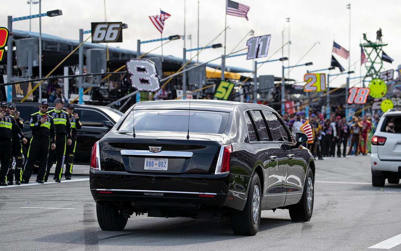 По прозвищу «Зверь»: Трамп в лимузине с сопровождением на автотреке