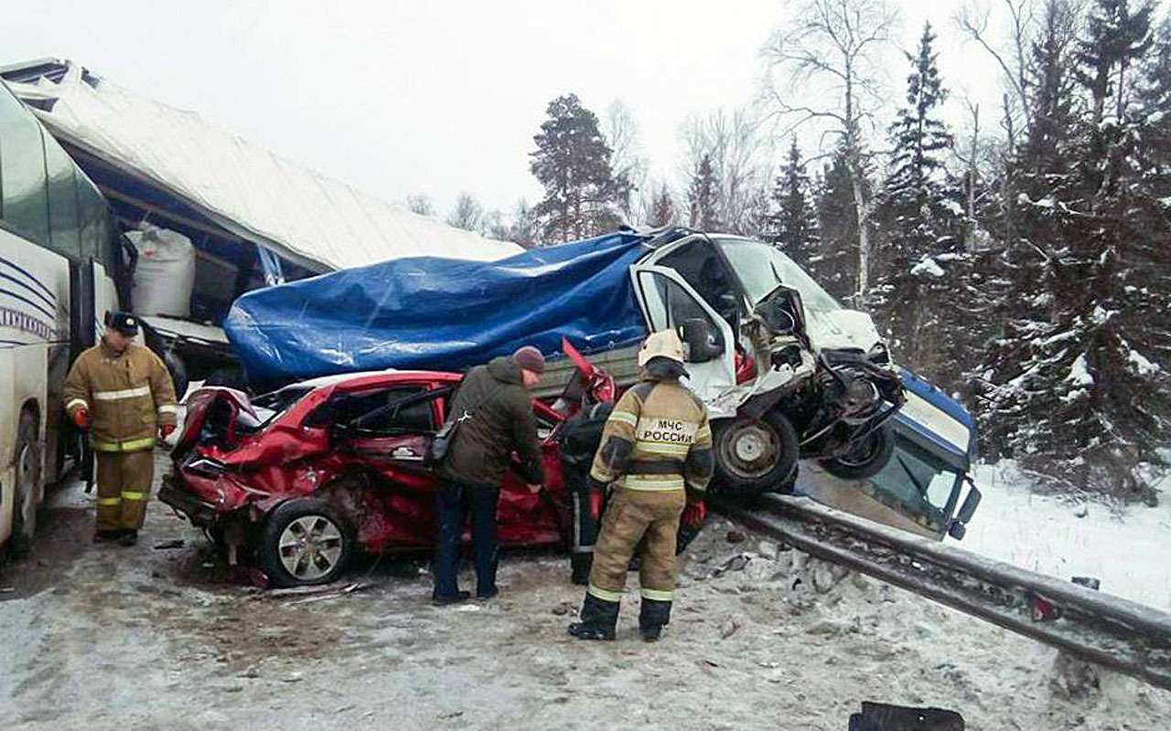 Автобус с 35 детьми попал в массовое ДТП