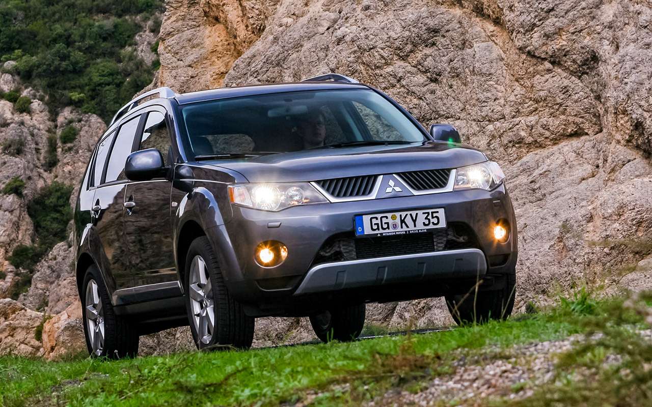 Аутлендер поколения. Mitsubishi Outlander и Peugeot 4007. Митсубиси Аутлендер 2 поколения. Peugeot 4007 Outlander XL. Мистюбиси второе поколение Аутлендер.