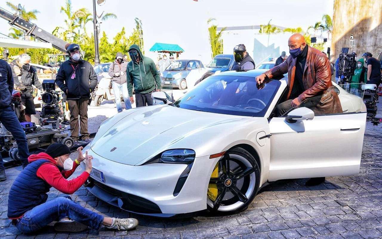 Дуэйн «Скала» Джонсон полез в новый Porsche... и не поместился