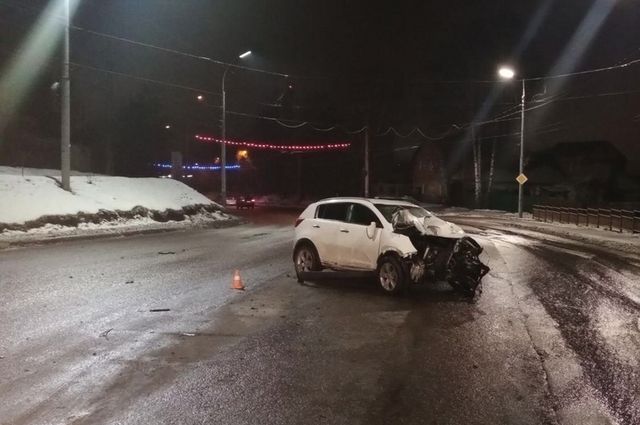 Иномарка врезалась в электроопору в Брянске