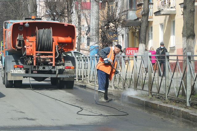 В Брянске на нескольких улицах провели весеннюю уборку