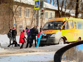 Нижегородские дети выталкивали школьный автобус из сугроба