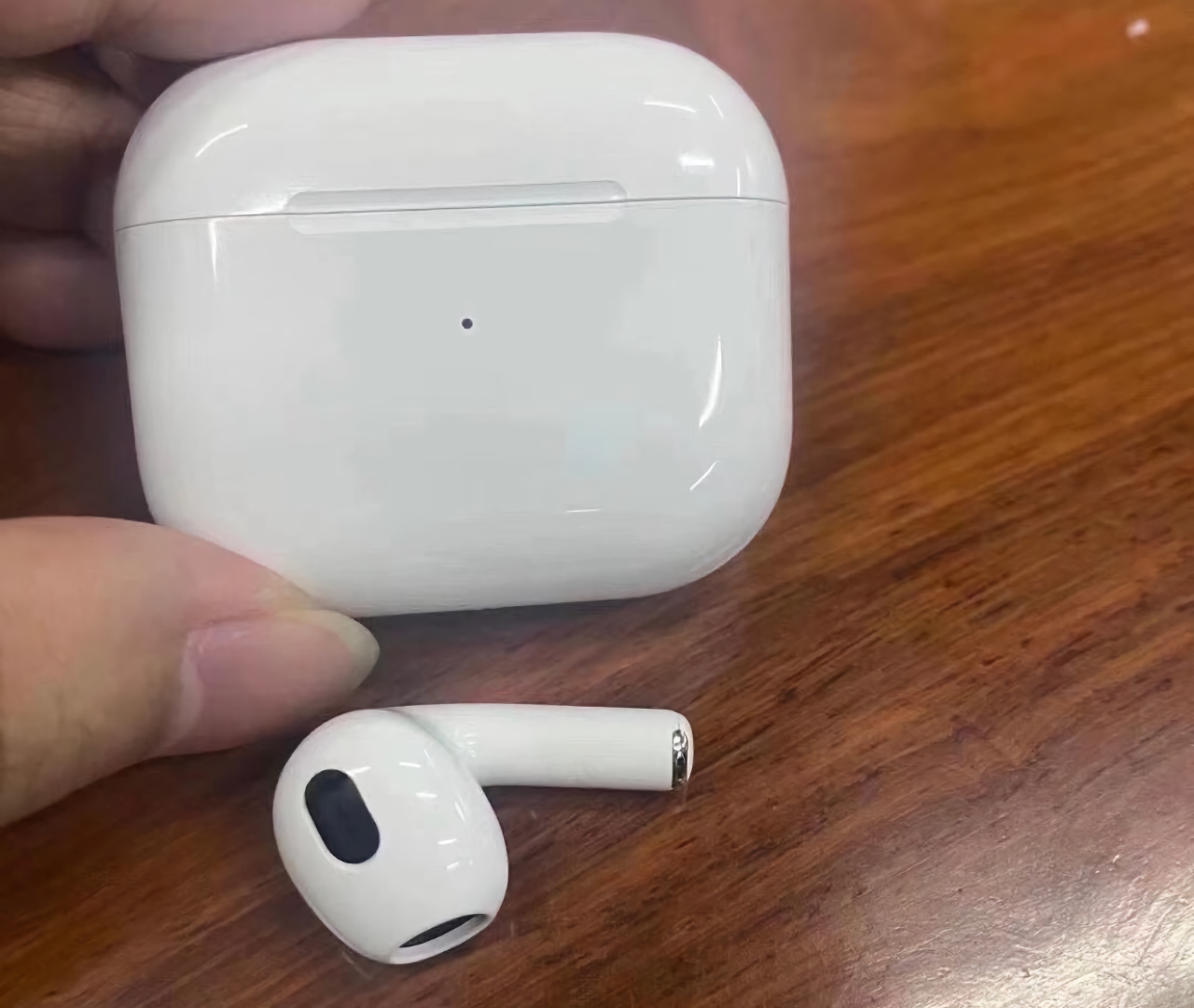 Вкладыши Apple AirPods 3 появились на «живых» фотографиях