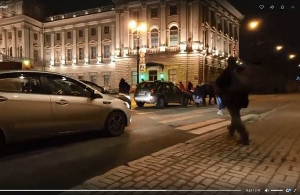 Обманутые дольщики встали в непрерывный пешеходный переход у ЗакСа