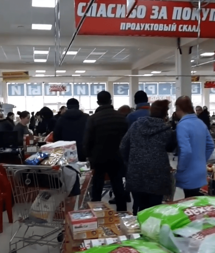 Испуганные вирусом люди массово скупали продукты на рынке Пятигорска