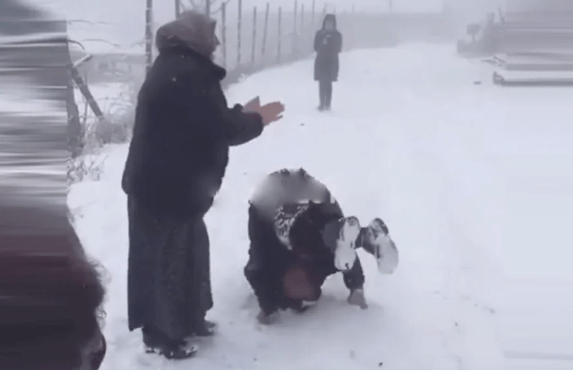 Пенсионерки впали в детство и играли в снежки в Дагестане