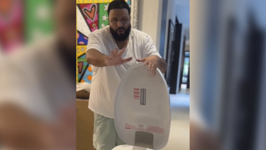 Рэпер Дрейк подарил DJ Khaled унитаз на день рождения