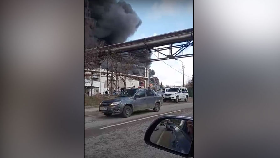 На горящем в Подмосковье складе полностью обрушилась кровля