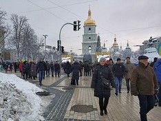 СМИ: В центре Киева мужчина едва не сгорел, огонь сбили участники протестной акции