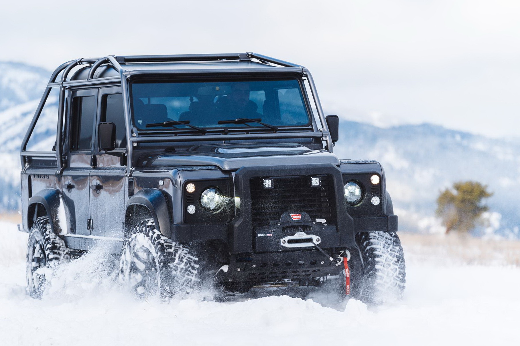 Изысканный пикап Land Rover Defender сделали дороже, чем Bentley Bentayga