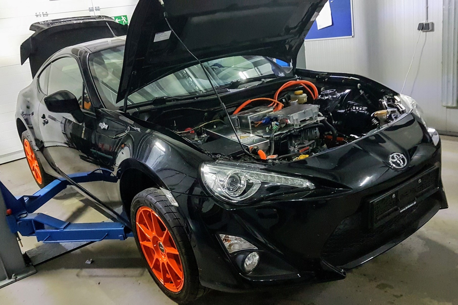 В Toyota GT86 установили электромотор от Nissan Leaf