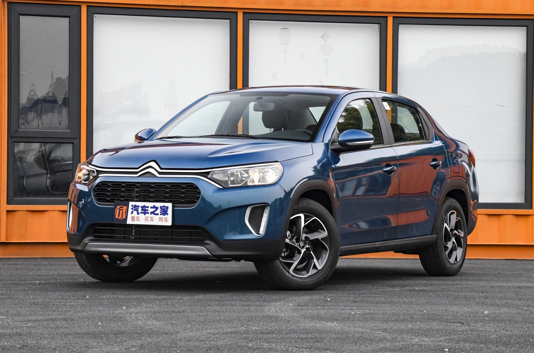 У Citroen появился аналог Lada Vesta Cross