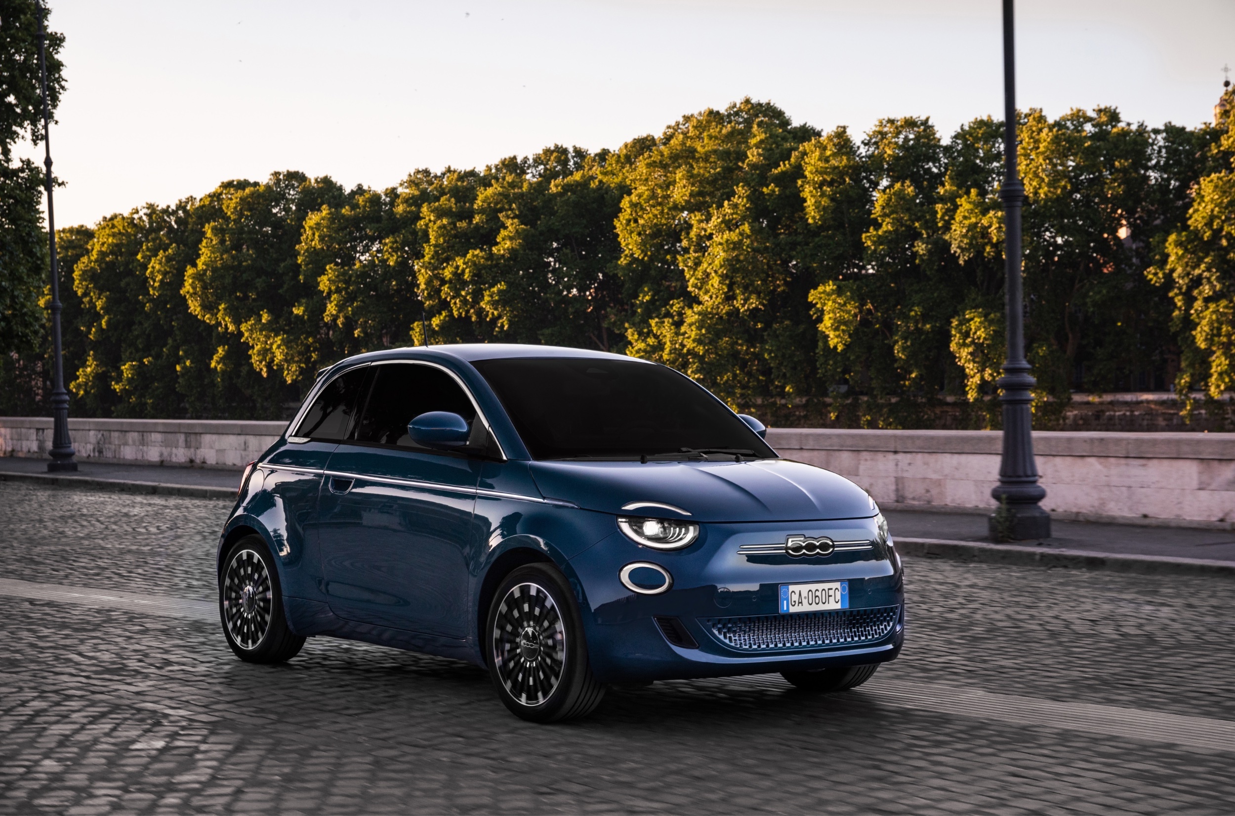 Представлен электрический хэтчбек Fiat 500