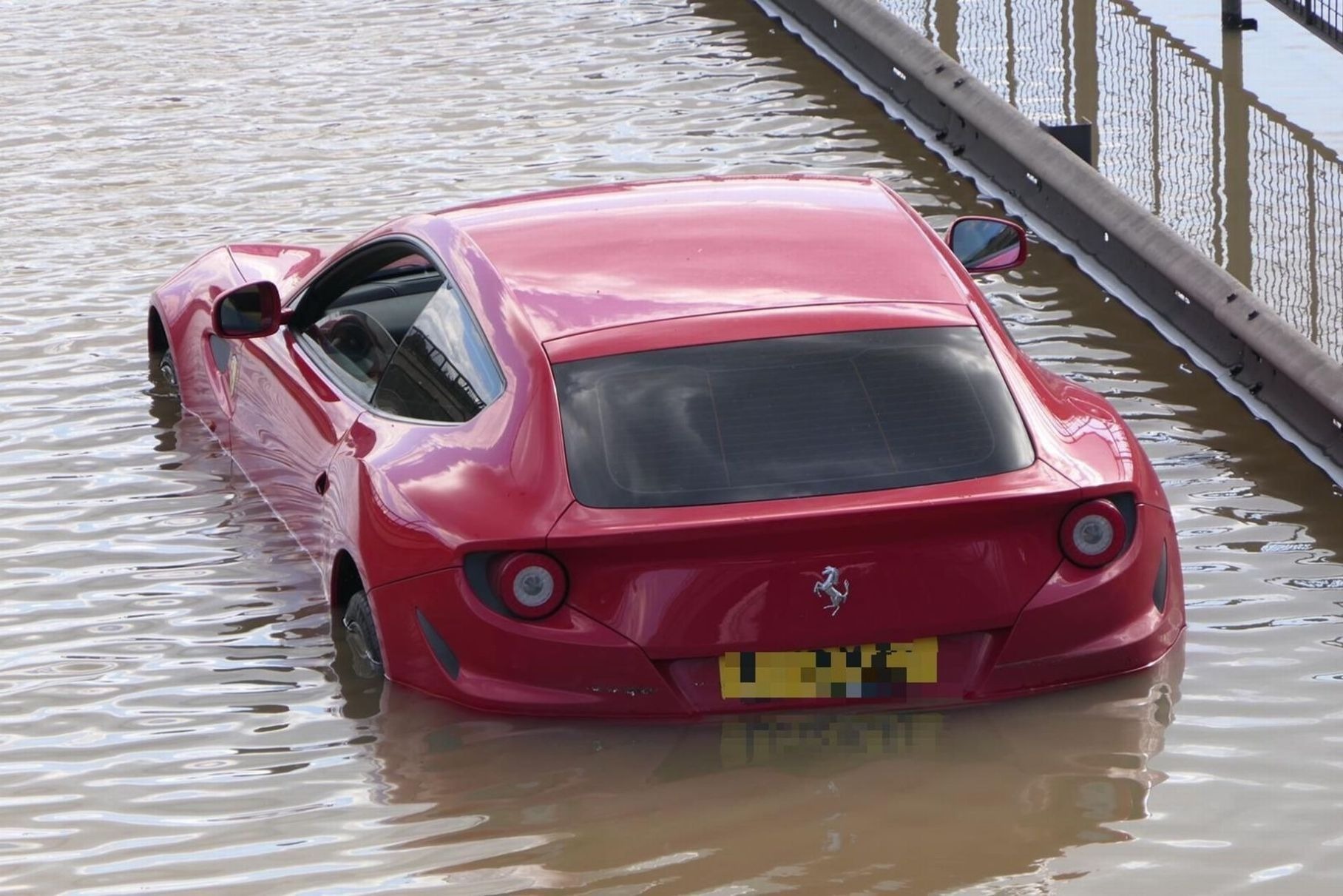 Видео: суперкар Ferrari FF затопило из-за прорыва водопровода