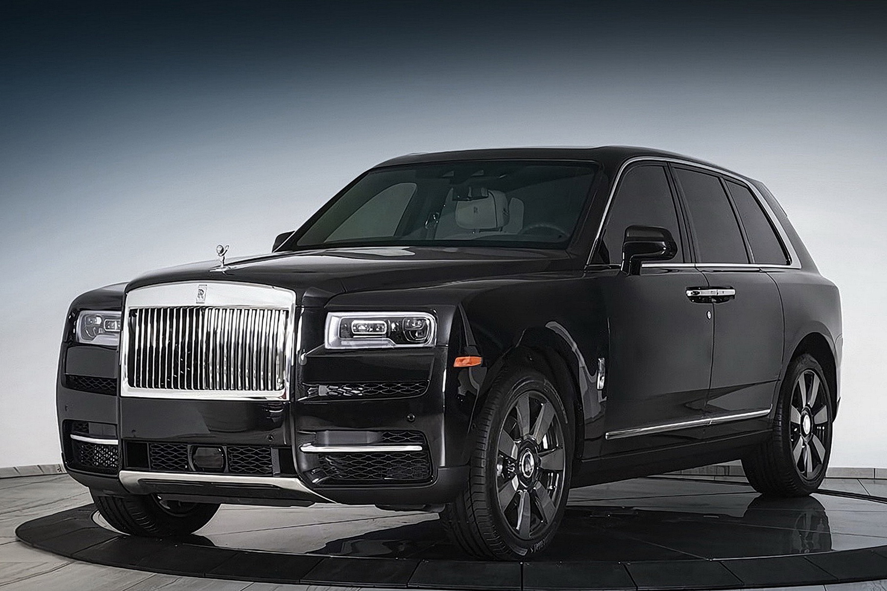 Rolls-Royce Cullinan защитили от взрывов и пуль