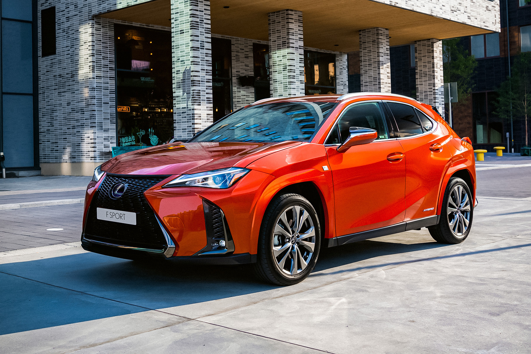 Lexus улучшил кроссовер UX для России