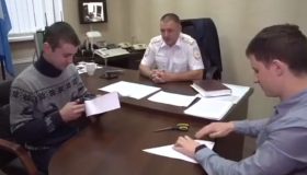 За шутку над сослуживцем полицейских в Калининграде заставили вырезать снежинки «на все МВД»