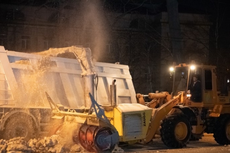 Во Владивостоке продолжается ночная уборка дорог от снега: улицы, где не стоит парковаться