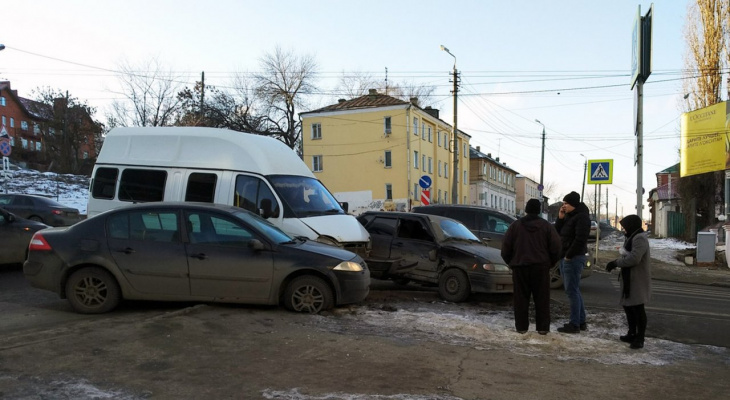 «Страйк»: в Пензе легковушки прижали «Газель» с двух сторон