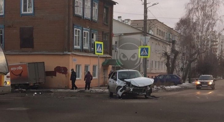 На перекрестке в Пензе легковушке снесли переднюю часть