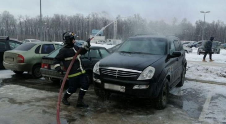 В Пензе во время новогоднего представления загорелся автомобиль