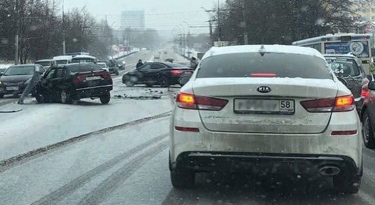 В Пензе на проспекте Победы произошла серьёзная авария