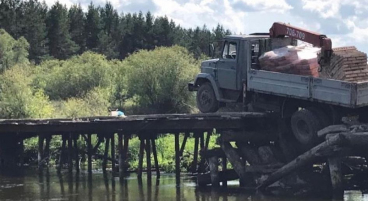 Водитель грузовика в Пензе попал в «западню» на мосту