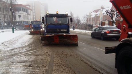 В Пензе начали бороться с первым снегом