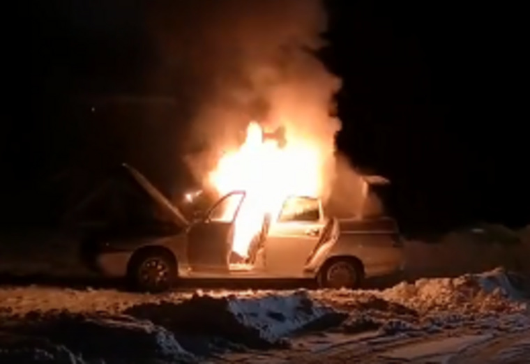 На ямальской ледовой переправе сгорел автомобиль. ВИДЕО