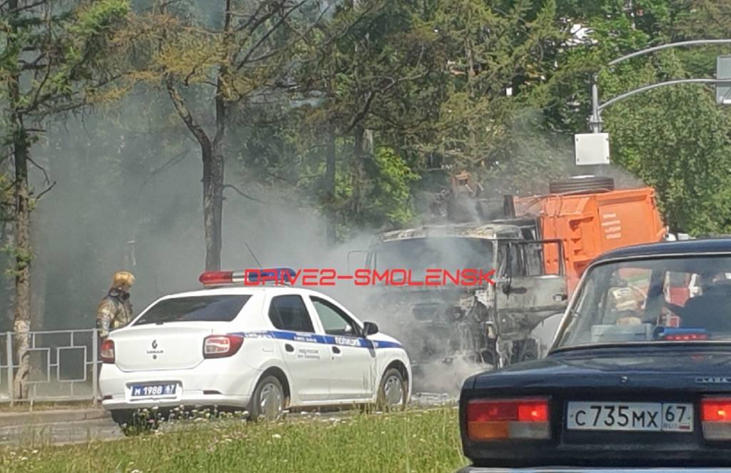 Движение затруднено. В Смоленске вспыхнул мусоровоз