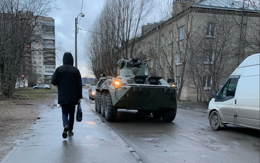 Во дворе домов в Невском районе Петербурга заметили БТР: фото