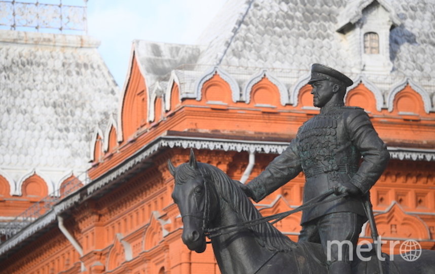 Памятник Жукову вернули на Манежную площадь после реставрации