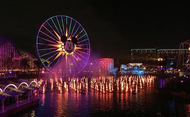 Сотрудники американского Disneyland вышли на акцию протеста из-за скорого открытия парка