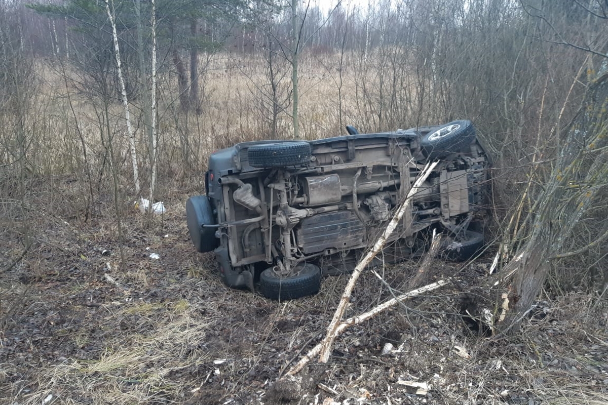 Под Тверью вылетел в кювет внедорожник