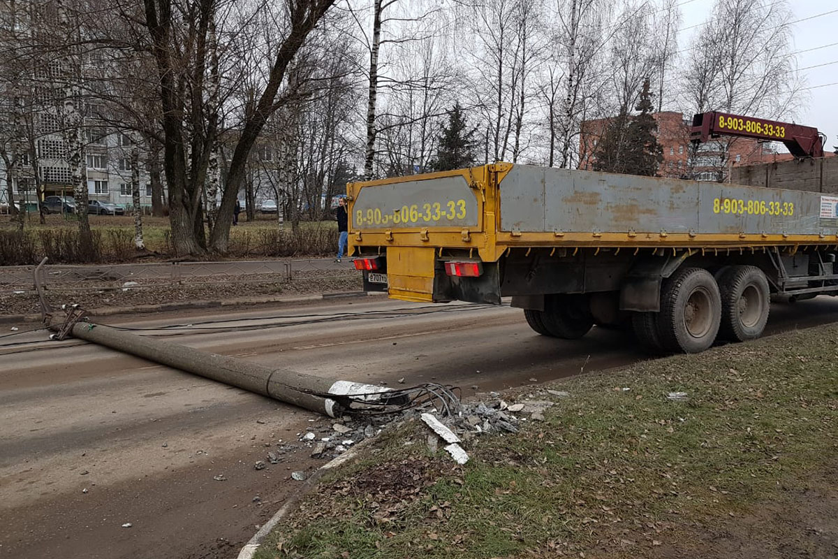 В Твери манипулятор повалил два столба и оборвал электропровода