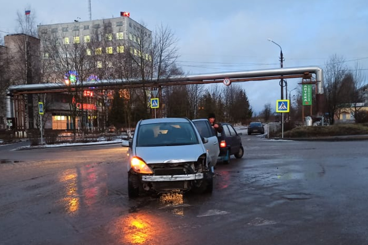 В Торжке столкнулись две легковушки. Есть пострадавший