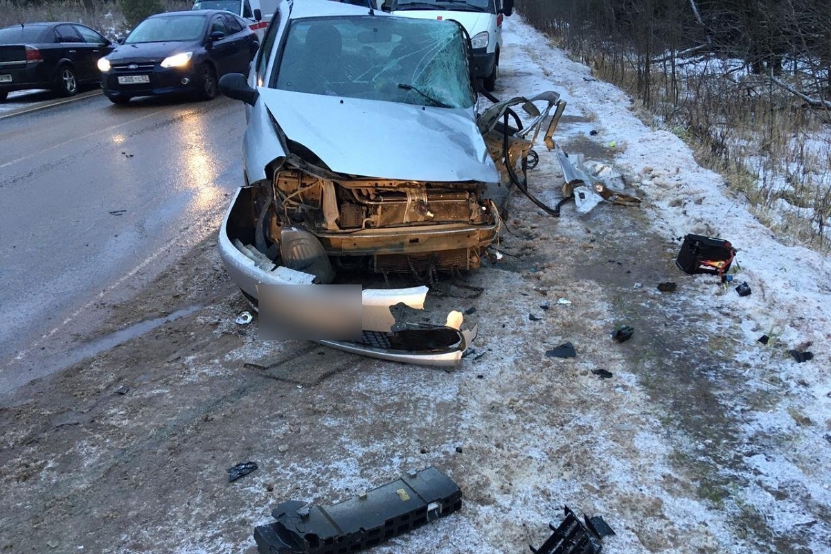 В Бологовском районе столкнулись лоб в лоб Renault и Lada Granta