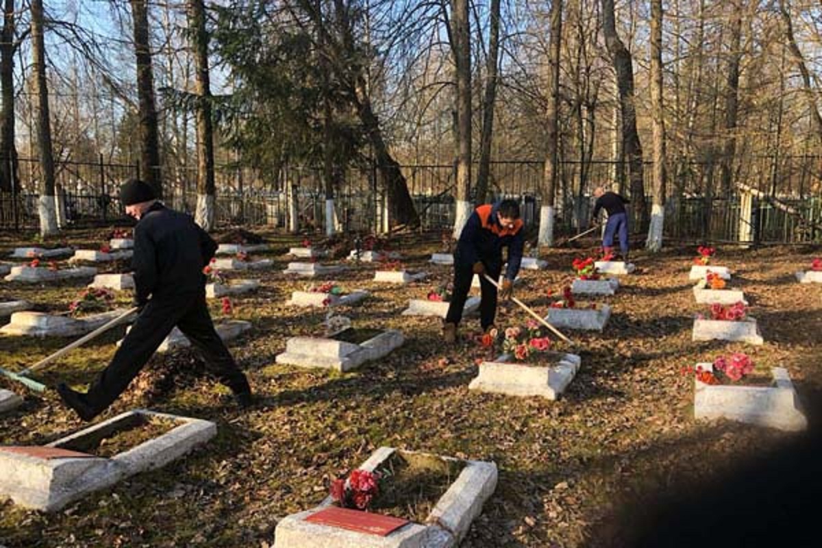 Осужденные привели в порядок воинское захоронение в Бежецке