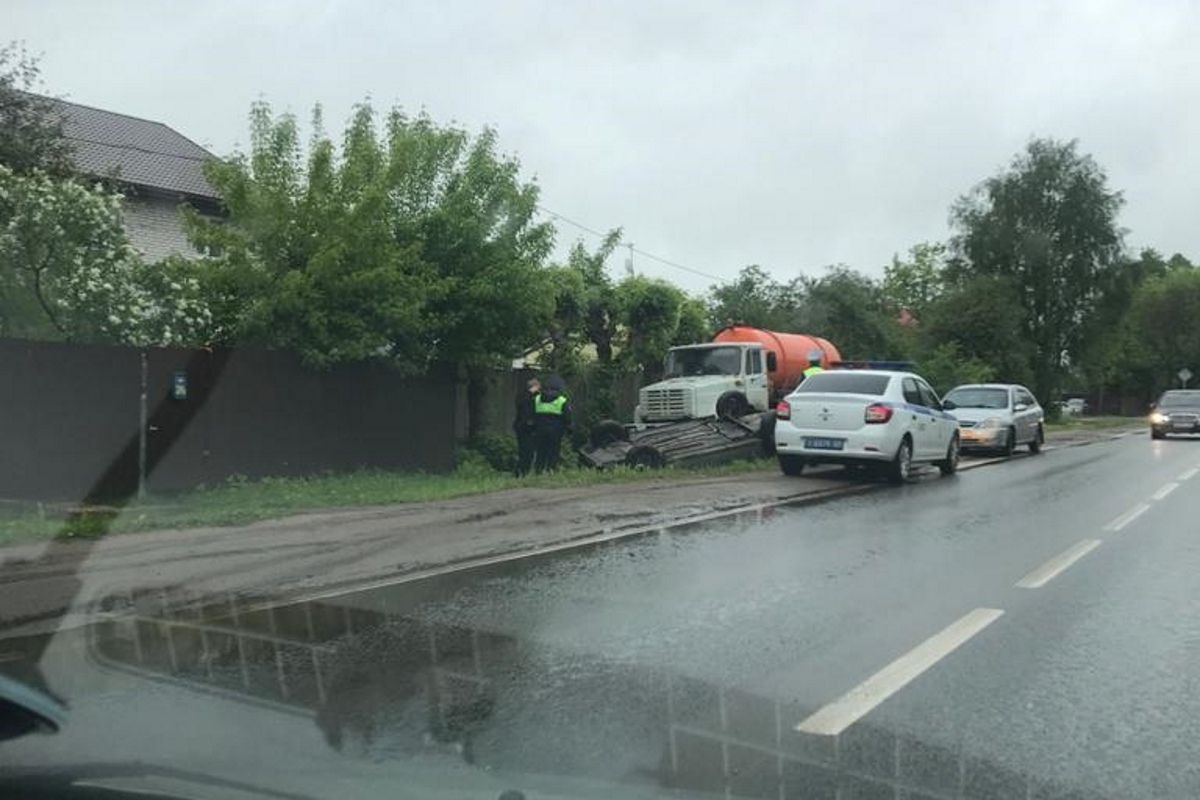 В Пролетарском районе Твери перевернулась легковушка