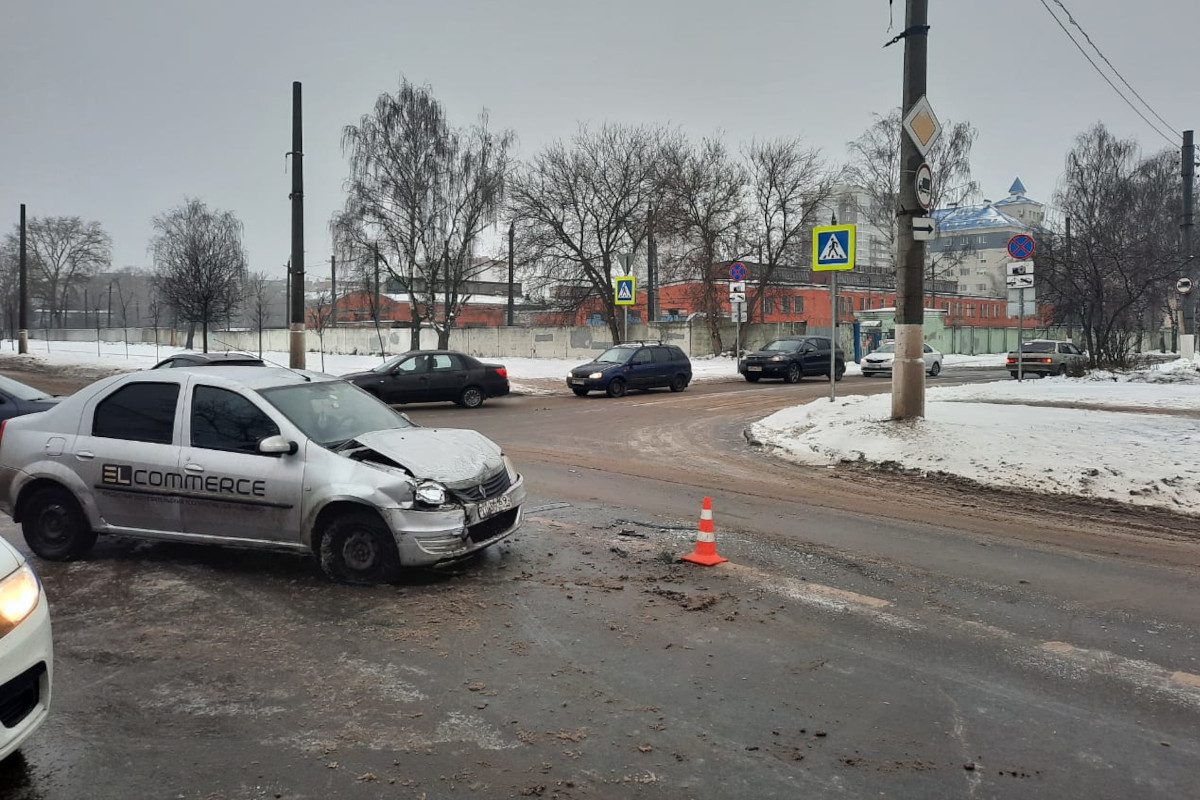 В Твери на набережной Лазури молодой водитель получил травму головы