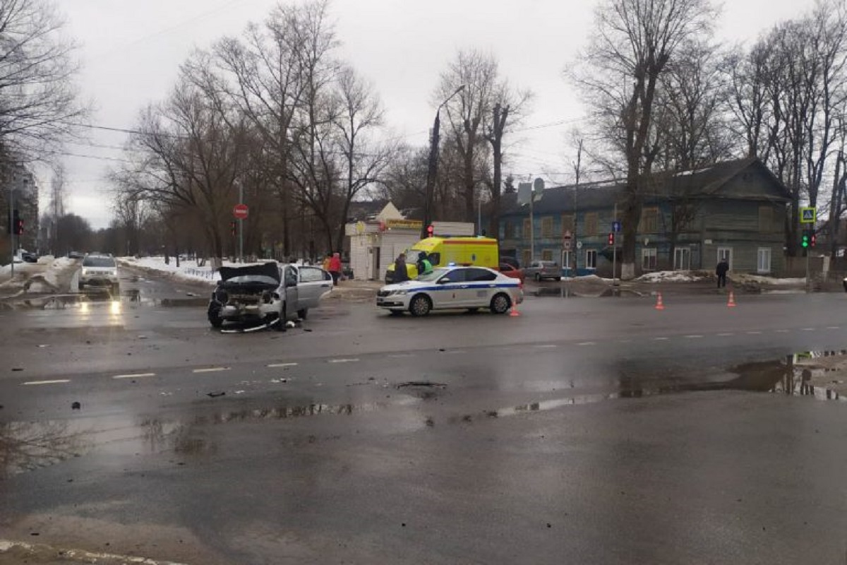 На бульваре Шмидта в Твери столкнулись легковушки