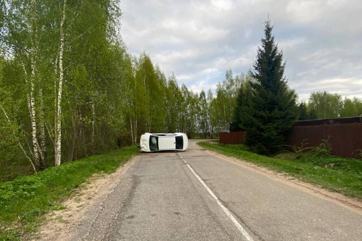 В Тверской области опрокинулась легковушка. Есть пострадавшие