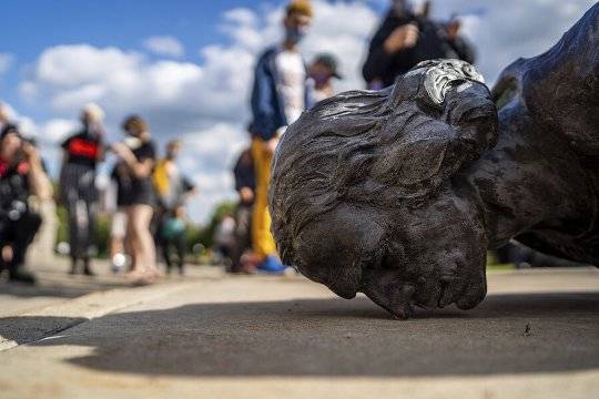 Антирасистские протесты в США и Великобритании превратились в войну с памятниками политикам, военным и первооткрывателям