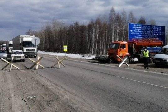 Из-за коронавируса регионы ограничивают въезд для гостей, а самолёты и поезда отменяются