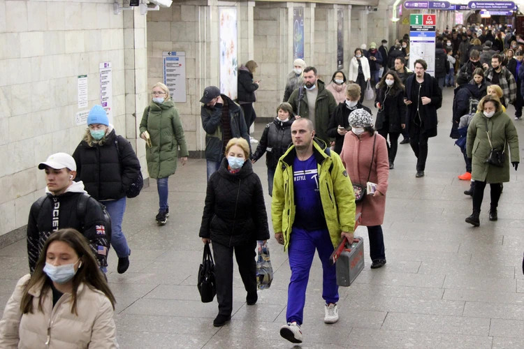 Количество заболевших COVID-19 в Петербурге за сутки превысило 15 тысяч человек