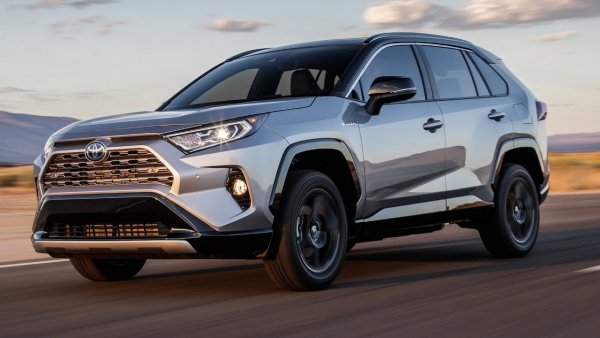 С клиренсом совсем печалька: Старый и новый Toyota RAV4 сравнили на бездорожье