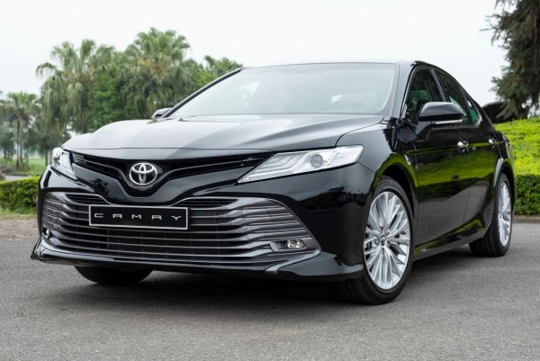 Особенность конструкции, или кирпич в подарок: «Коробка» Toyota Camry XV70 вновь «делает нервы»