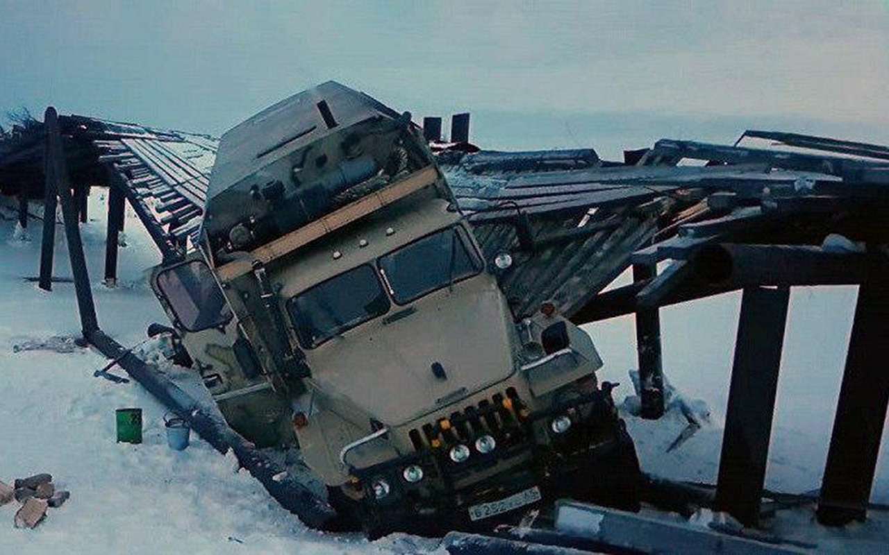 На Сахалине под грузовиком обрушился мост - местные жители оказались в блокаде