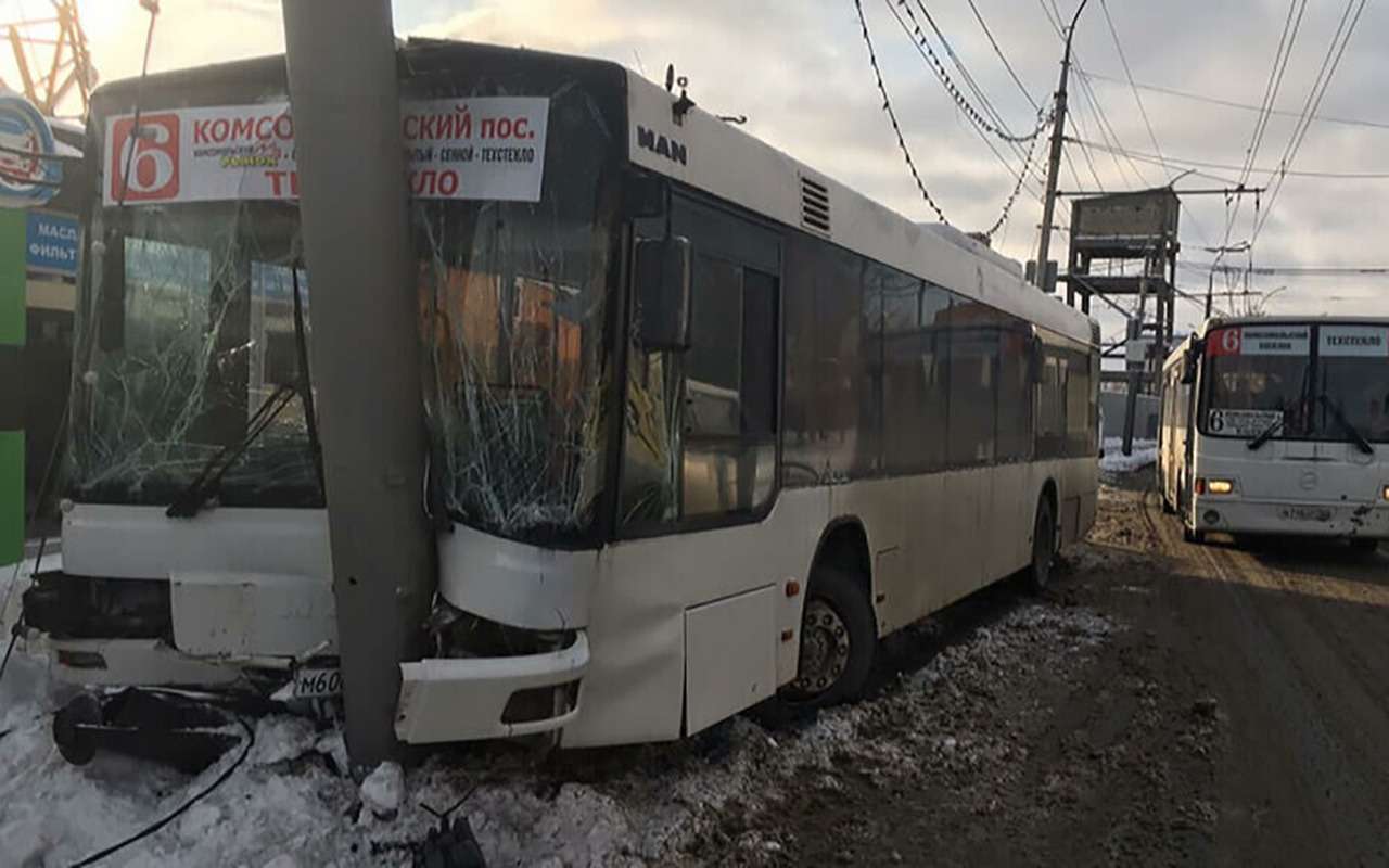 В Саратове автобус врезался в фонарный столб: пострадали 15 человек